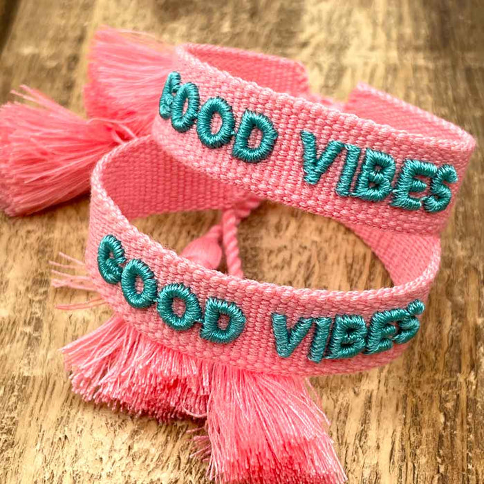 KI-generiertes Bild,Canvas Statement Armband Good Vibes Small Rosa Pink Türkis Quasten besticktes Webarmband