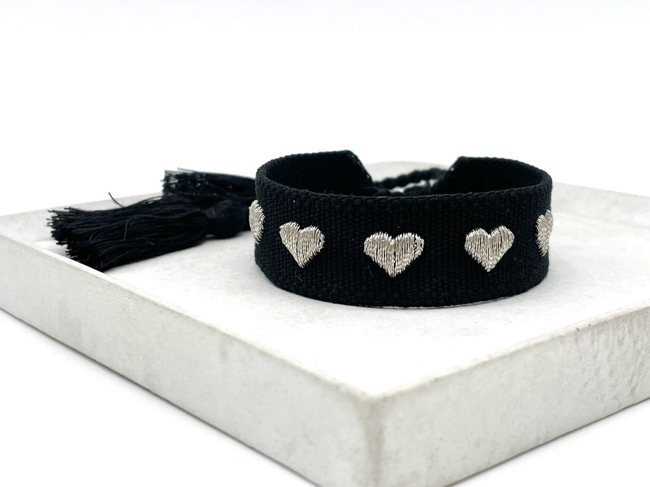 KI-generiertes Bild,Canvas Statement Armband Herzen ?? Schwarz Silber Quasten besticktes Webarmband