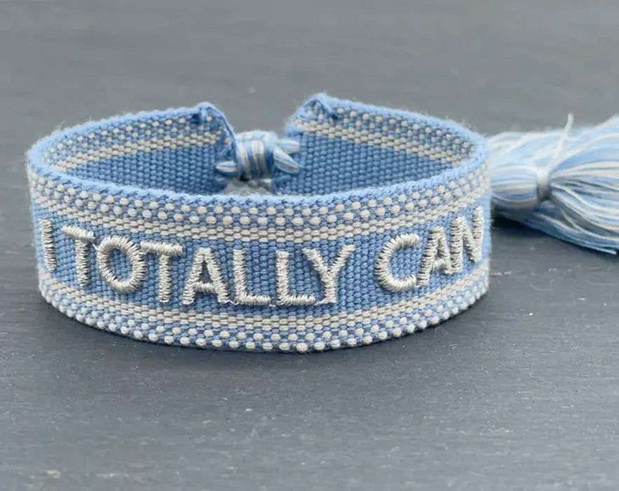 KI-generiertes Bild,Canvas Statement Armband Totally Can Blau Silber Quasten besticktes Webarmband