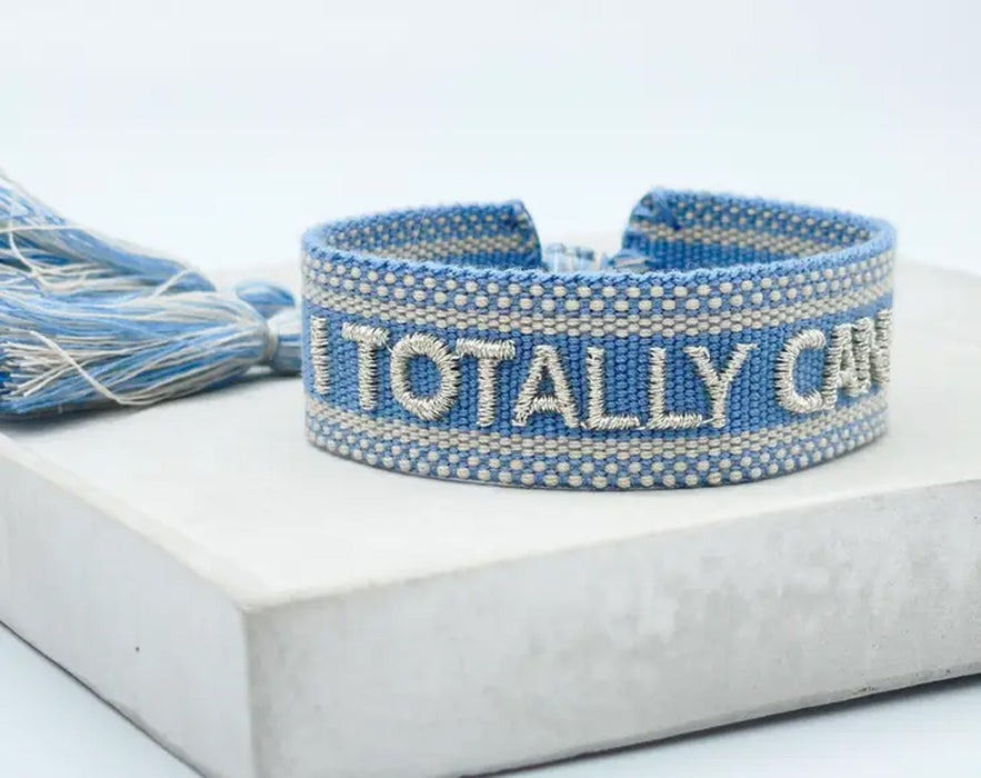 KI-generiertes Bild,Canvas Statement Armband Totally Can Blau Silber Quasten besticktes Webarmband