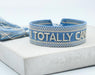 KI-generiertes Bild,Canvas Statement Armband Totally Can Blau Silber Quasten besticktes Webarmband