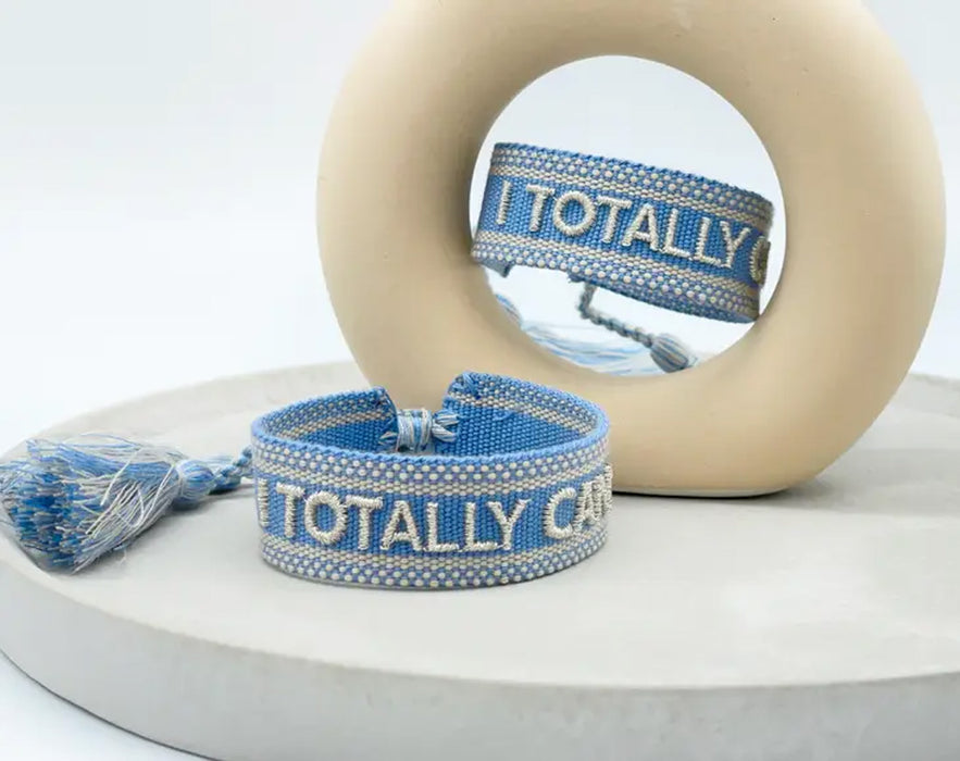 KI-generiertes Bild,Canvas Statement Armband Totally Can Blau Silber Quasten besticktes Webarmband