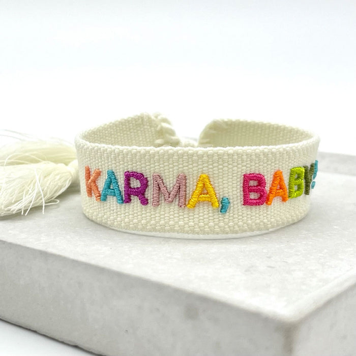 KI-generiertes Bild,Canvas Statement Armband Karma Baby Multi Bunt Quasten besticktes Webarmband