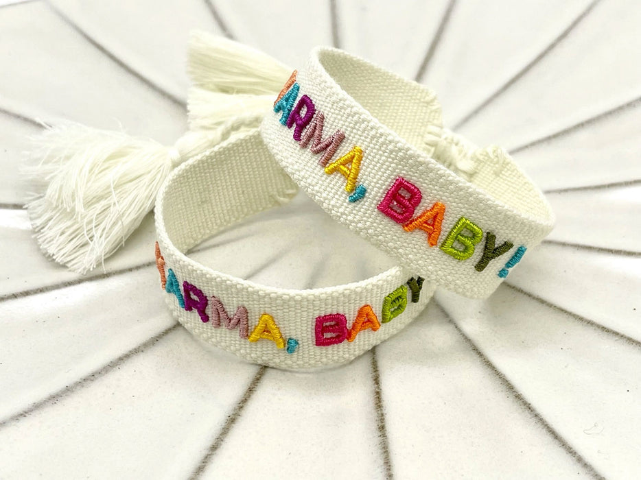 KI-generiertes Bild,Canvas Statement Armband Karma Baby Multi Bunt Quasten besticktes Webarmband