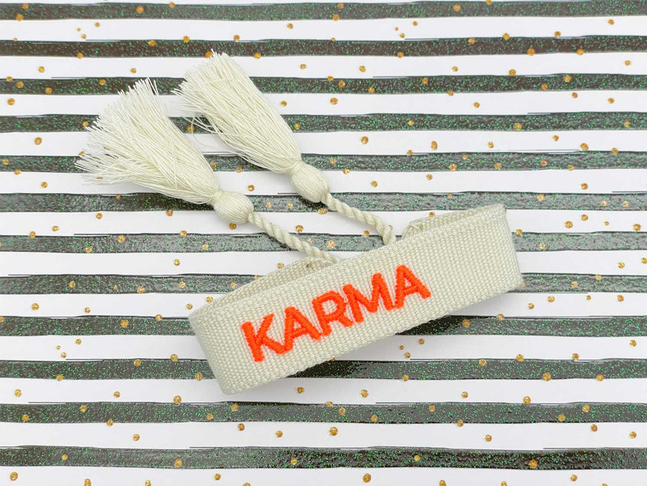 KI-generiertes Bild,Canvas Statement Armband Karma Beige Neon Quasten besticktes Webarmband