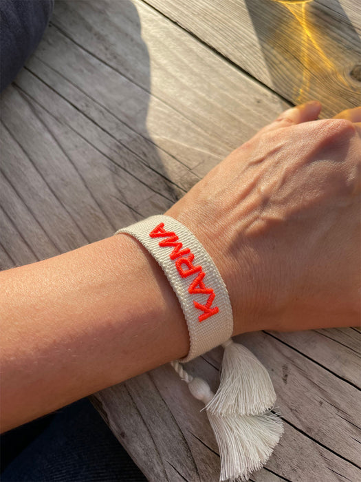 KI-generiertes Bild,Canvas Statement Armband Karma Beige Neon Quasten besticktes Webarmband