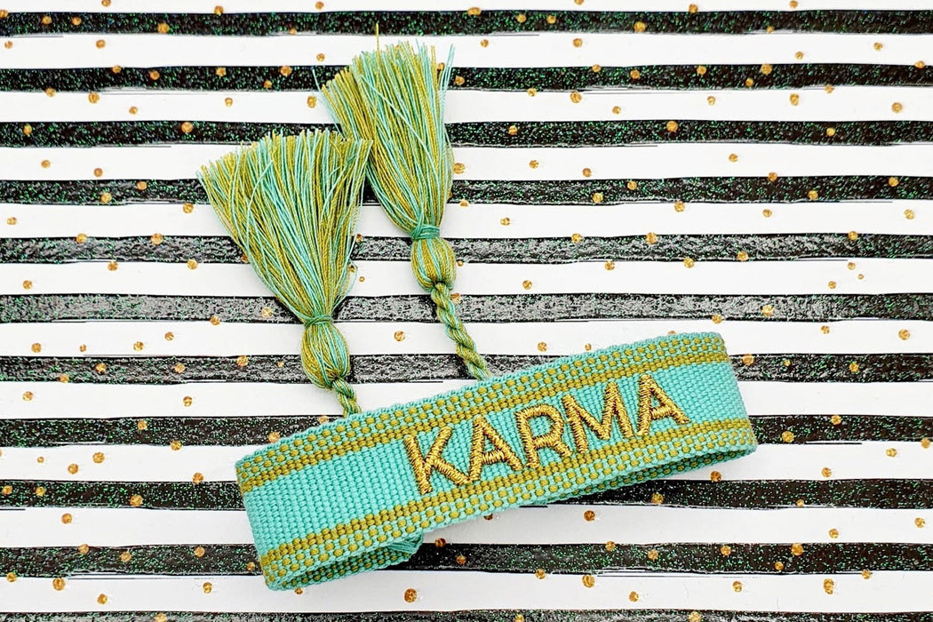 KI-generiertes Bild,Canvas Statement Armband Karma Türkis Gold Quasten besticktes Webarmband