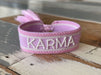 KI-generiertes Bild,Canvas Statement Armband Karma Lila Flieder Quasten besticktes Webarmband