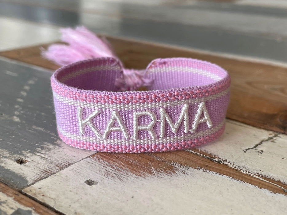 KI-generiertes Bild,Canvas Statement Armband Karma Lila Flieder Quasten besticktes Webarmband