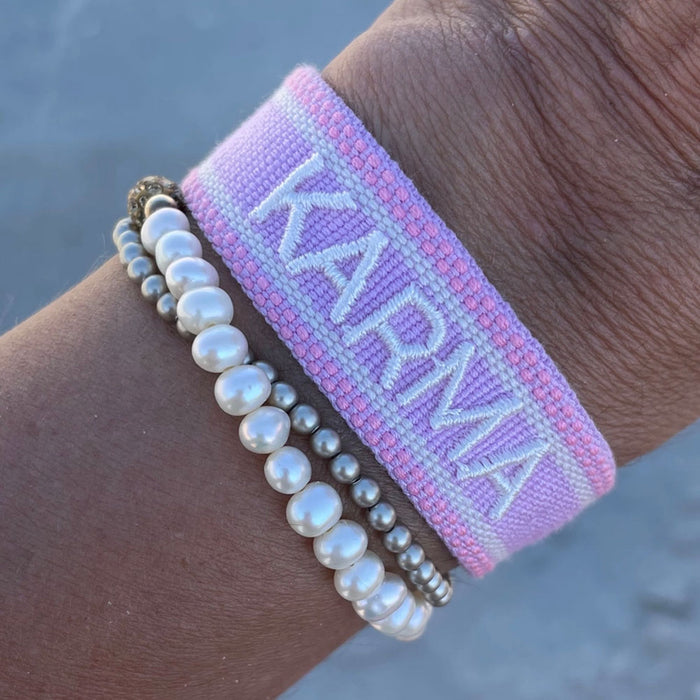KI-generiertes Bild,Canvas Statement Armband Karma Lila Flieder Quasten besticktes Webarmband