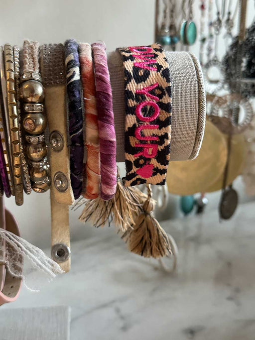 KI-generiertes Bild,Canvas Statement Armband Leo Follow Your ?? Leopard Pink Quasten besticktes Webarmband