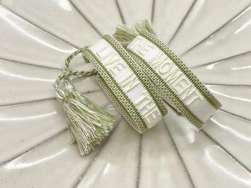 KI-generiertes Bild,Canvas Statement Armband Live in The Moment Weiß Grün Quasten besticktes Webarmband