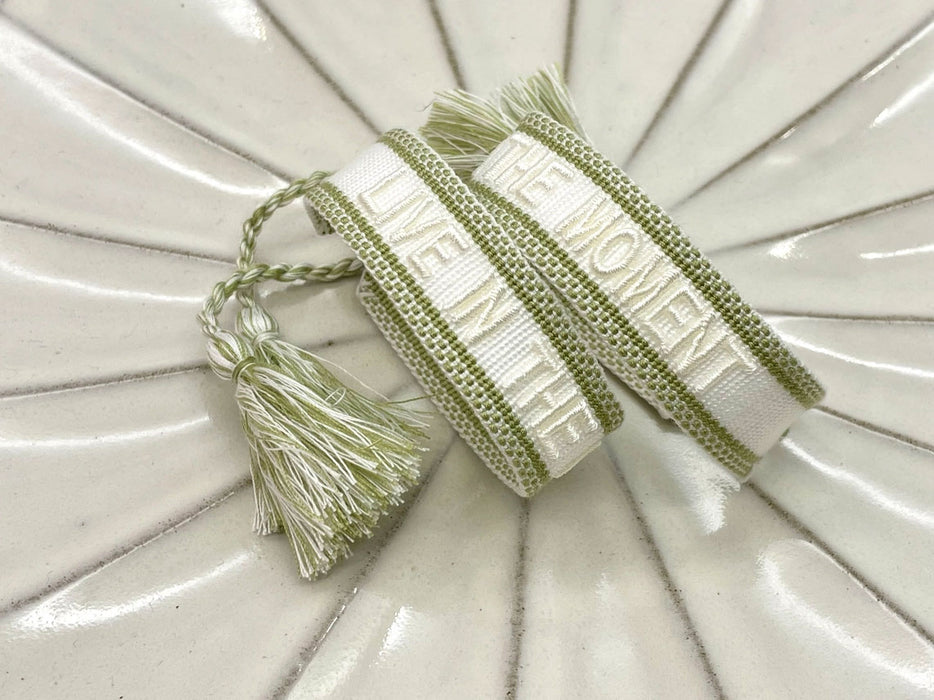 KI-generiertes Bild,Canvas Statement Armband Live in The Moment Weiß Grün Quasten besticktes Webarmband