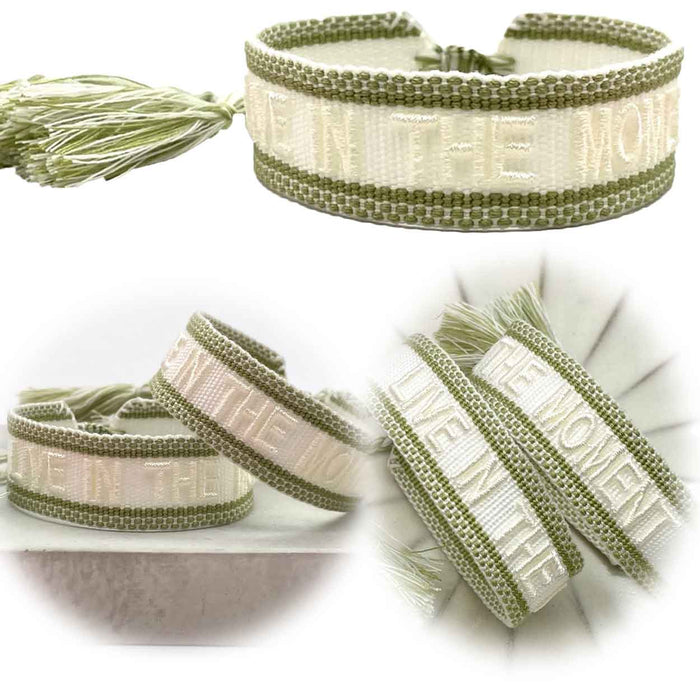 KI-generiertes Bild Canvas Statement Armband Live in The Moment Weiß Grün Quasten besticktes Webarmband