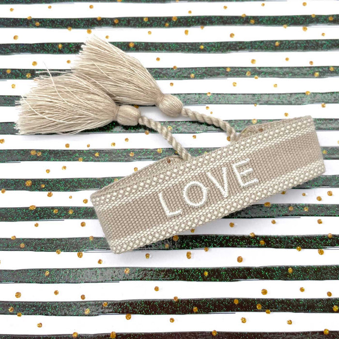 KI-generiertes Bild,Canvas Statement Armband LOVE Quasten besticktes Webarmband