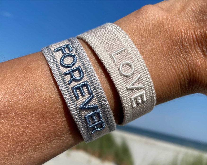 KI-generiertes Bild,Canvas Statement Armband LOVE Quasten besticktes Webarmband