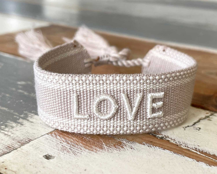 KI-generiertes Bild,Canvas Statement Armband LOVE Quasten besticktes Webarmband