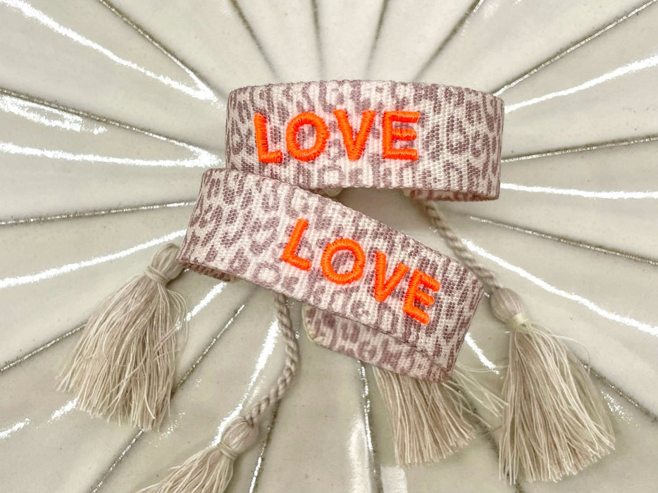 KI-generiertes Bild,Canvas Statement Armband Love Leo Leopard Neon Orange Quasten besticktes Webarmband