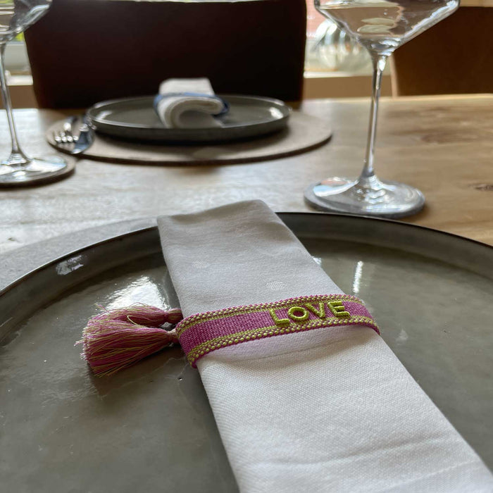KI-generiertes Bild,Canvas Statement Armband Love Lila Grün Quasten besticktes Webarmband