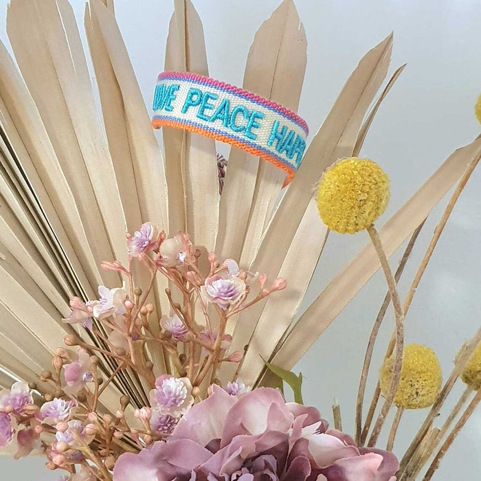 KI-generiertes Bild,Canvas Statement Armband Love Peace Happiness Quasten besticktes Webarmband