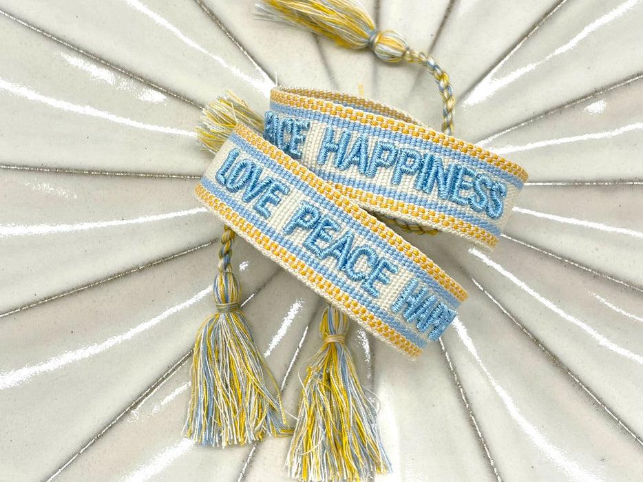 KI-generiertes Bild,Canvas Statement Armband Love Peace Happiness Quasten besticktes Webarmband