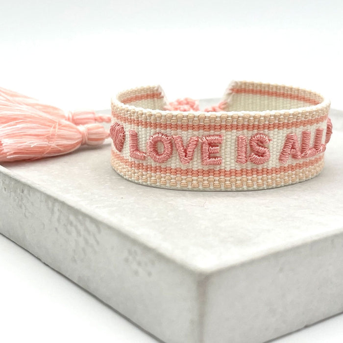 KI-generiertes Bild,Canvas Statement Armband Love is All Rosy Peach Quasten besticktes Webarmband