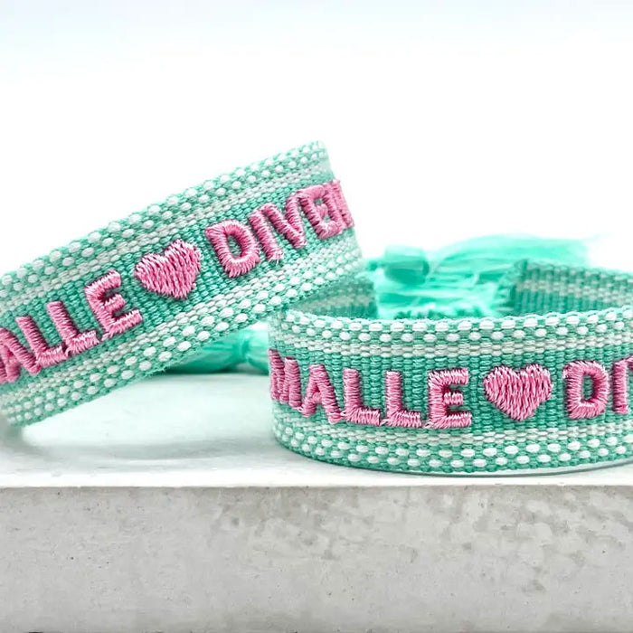KI-generiertes Bild,Canvas Statement Armband Malle ?? Diven Quasten besticktes Webarmband