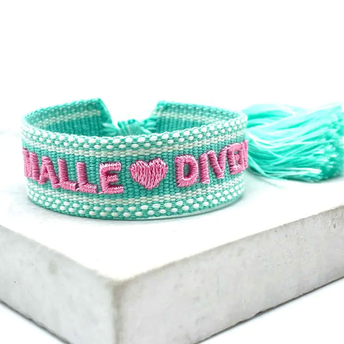 KI-generiertes Bild,Canvas Statement Armband Malle ?? Diven Quasten besticktes Webarmband