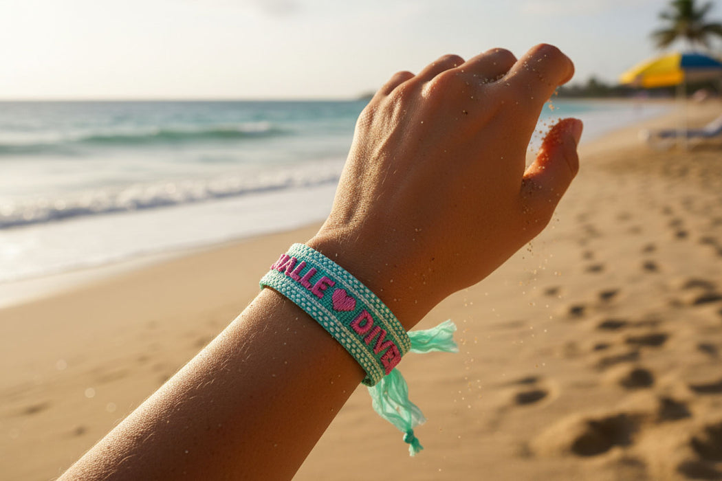 KI-generiertes Bild,Canvas Statement Armband Malle ?? Diven Quasten besticktes Webarmband