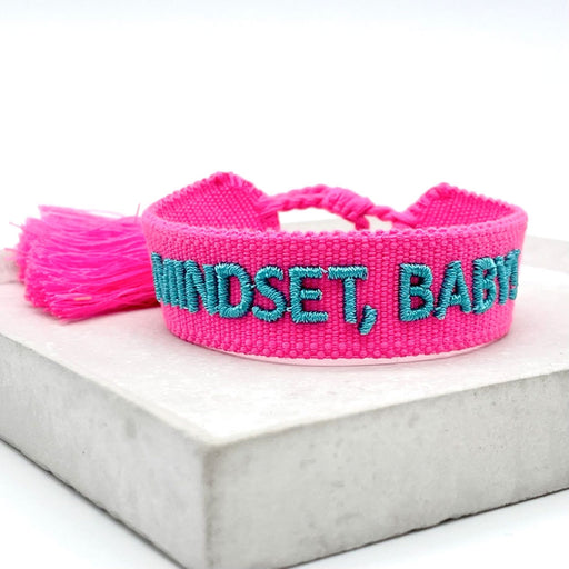 KI-generiertes Bild,Canvas Statement Armband Mindset Baby Pink Türkis Quasten besticktes Webarmband