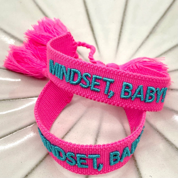 KI-generiertes Bild,Canvas Statement Armband Mindset Baby Pink Türkis Quasten besticktes Webarmband