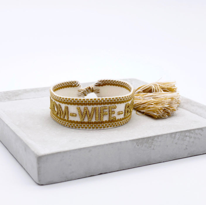 KI-generiertes Bild,Canvas Statement Armband Mom Wife Boss Creme Gold Quasten besticktes Webarmband