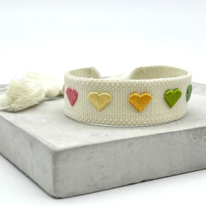 KI-generiertes Bild,Canvas Statement Armband Herzen Multi Colour Bunt Quasten besticktes Webarmband