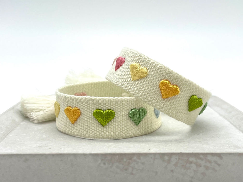 KI-generiertes Bild,Canvas Statement Armband Herzen Multi Colour Bunt Quasten besticktes Webarmband