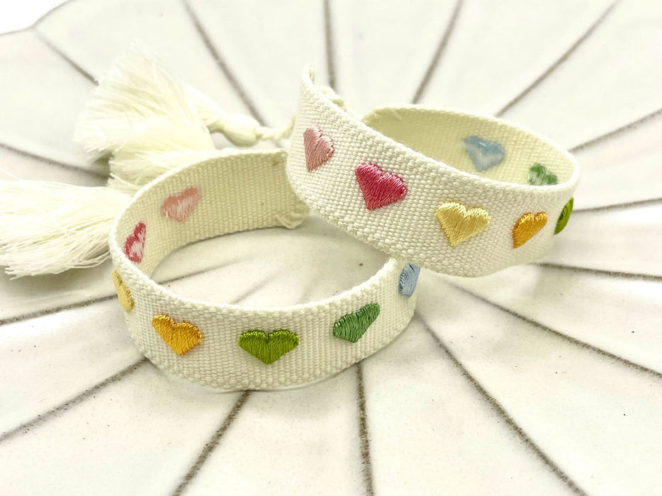 KI-generiertes Bild,Canvas Statement Armband Herzen Multi Colour Bunt Quasten besticktes Webarmband