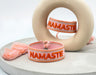 KI-generiertes Bild,Canvas Statement Armband Namaste Rosa Orange Quasten besticktes Webarmband