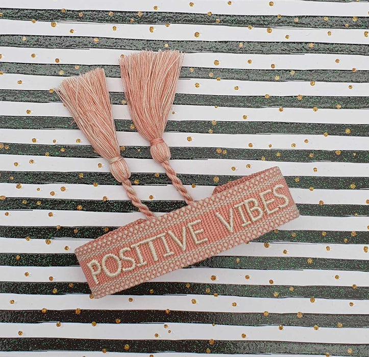 KI-generiertes Bild,Canvas Statement Armband Positive Vibes Rosa Weiß Quasten besticktes Webarmband