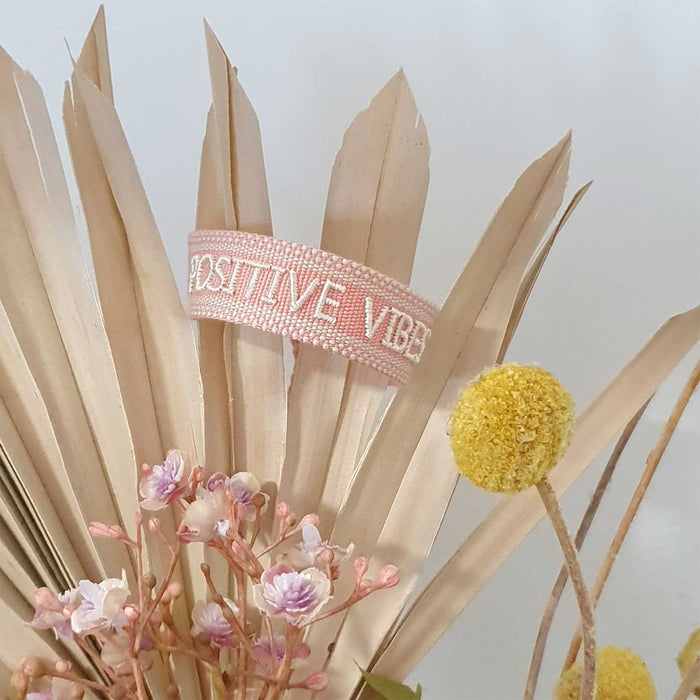 KI-generiertes Bild,Canvas Statement Armband Positive Vibes Rosa Weiß Quasten besticktes Webarmband