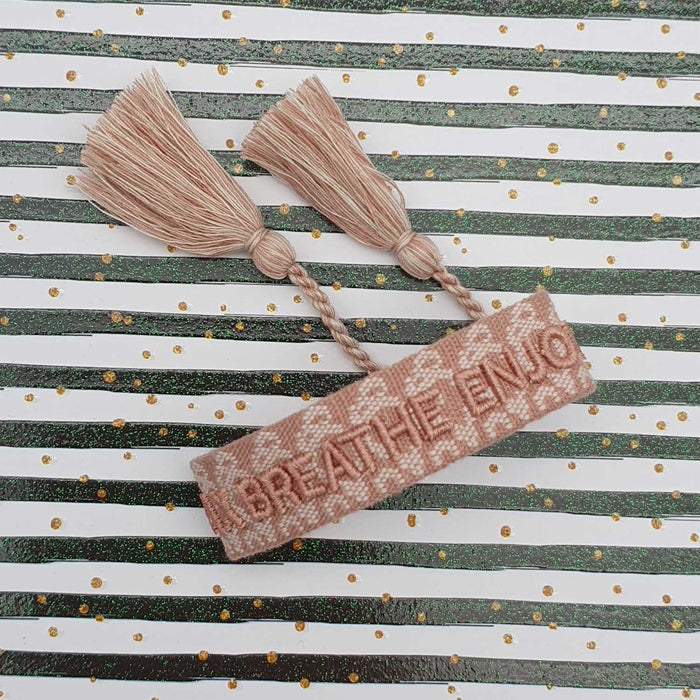 KI-generiertes Bild,Canvas Statement Armband Relax Breathe Enjoy Rose Quasten besticktes Webarmband