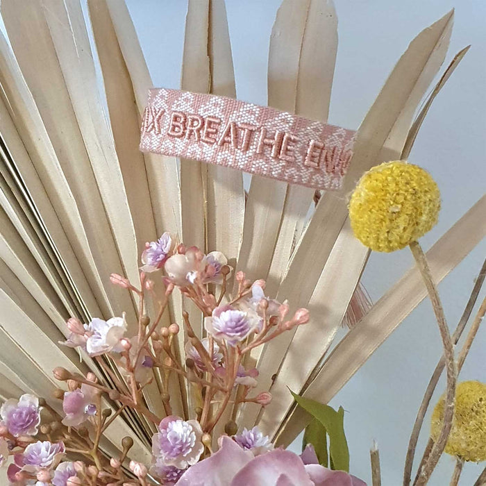 KI-generiertes Bild,Canvas Statement Armband Relax Breathe Enjoy Rose Quasten besticktes Webarmband