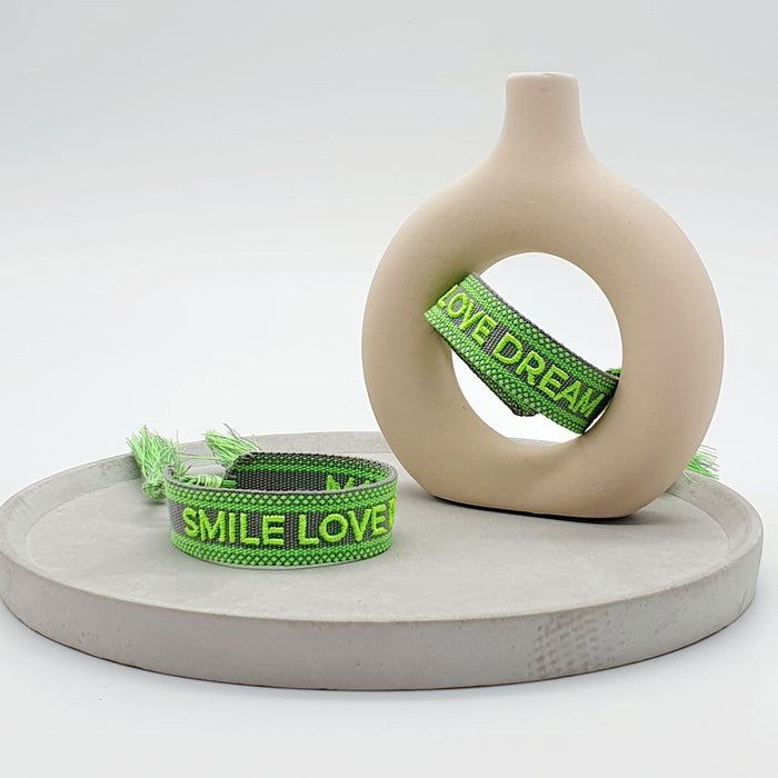 KI-generiertes Bild,Canvas Statement Armband Smile Love Dream Quasten besticktes Webarmband