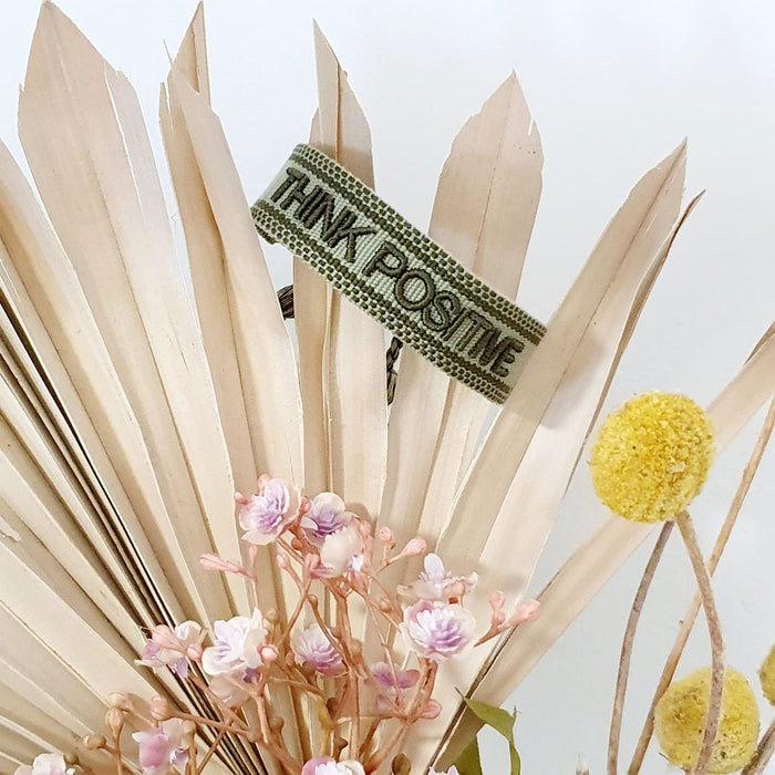 KI-generiertes Bild,Canvas Statement Armband Think Positive Khaki Grün Quasten besticktes Webarmband