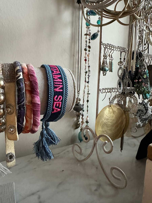 KI-generiertes Bild,Canvas Statement Armband Need Vitamin Sea Blau Pink Quasten besticktes Webarmband