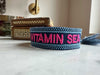KI-generiertes Bild,Canvas Statement Armband Need Vitamin Sea Blau Pink Quasten besticktes Webarmband
