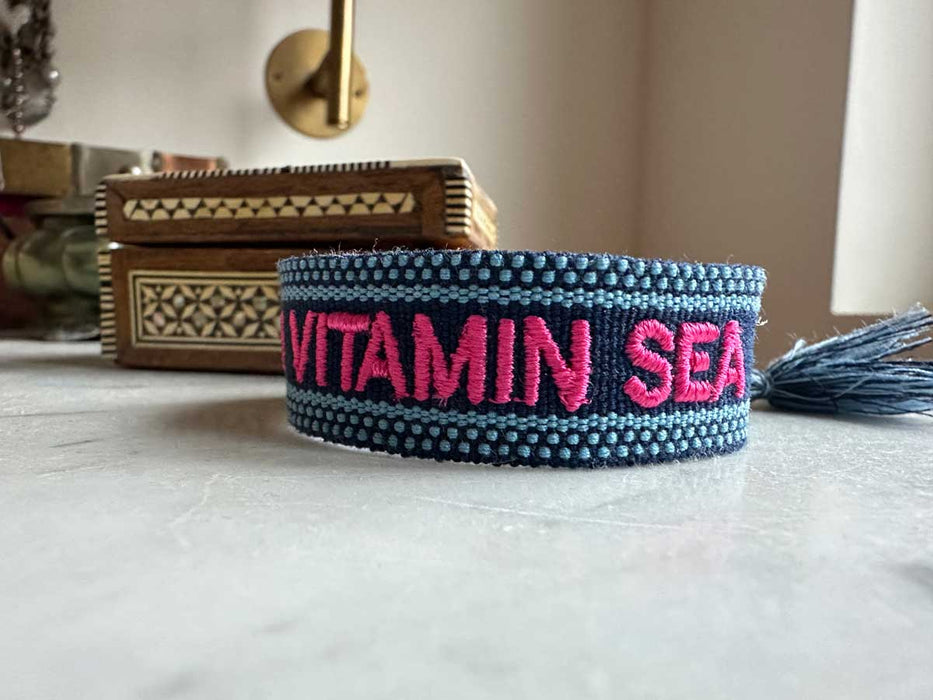 KI-generiertes Bild,Canvas Statement Armband Need Vitamin Sea Blau Pink Quasten besticktes Webarmband