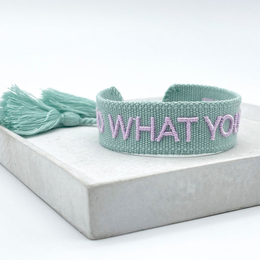 KI-generiertes Bild,Canvas Statement Armband Do what you Love Quasten besticktes Webarmband