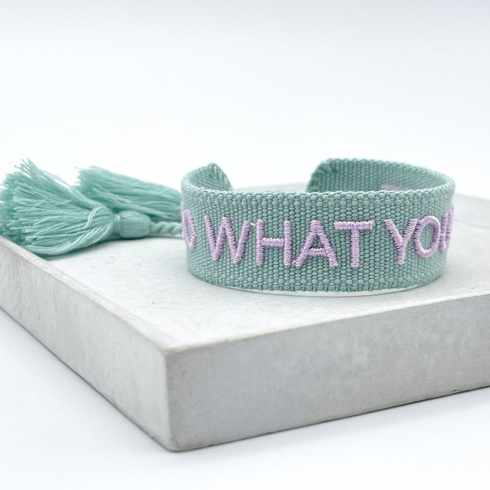 KI-generiertes Bild,Canvas Statement Armband Do what you Love Quasten besticktes Webarmband