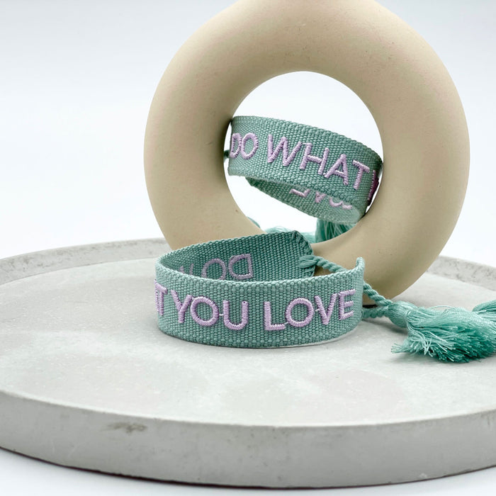KI-generiertes Bild,Canvas Statement Armband Do what you Love Quasten besticktes Webarmband