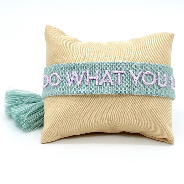 KI-generiertes Bild,Canvas Statement Armband Do what you Love Quasten besticktes Webarmband