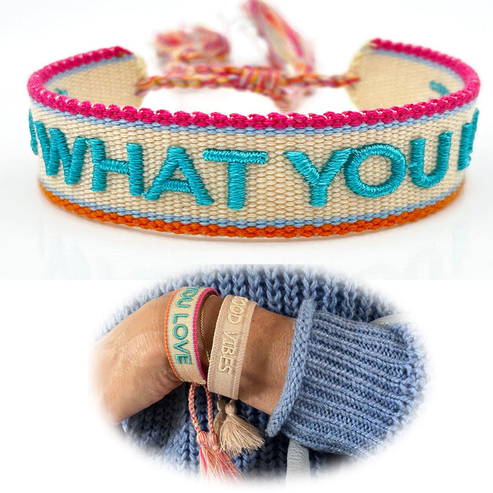 KI-generiertes Bild Canvas Statement Armband Do what you Love Quasten besticktes Webarmband